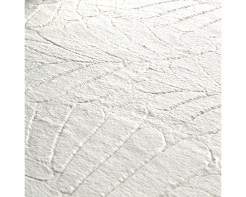 Close-up van een wit structuurbehang met bladmotief