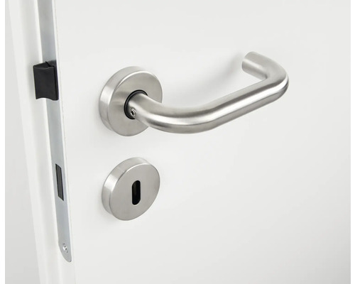 Roestvrijstalen deurbeslag met slot op een deur