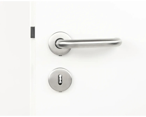 Roestvrijstalen deurklink en sleutelgat op een deur