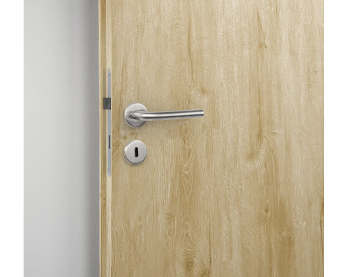 Houten deur met metalen deurklink en slot