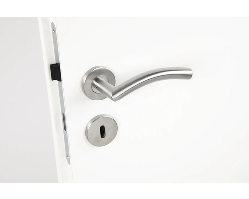 Roestvrijstalen deurkruk met slotrozet op een deur