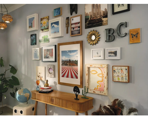 Decoratieve woonkamer met dressoir, wanddecoraties en decoratieve objecten.