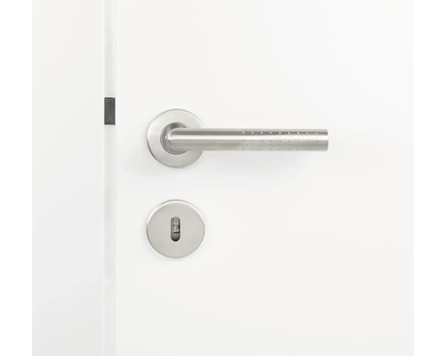 Roestvrijstalen deurklink met slot op een witte deur