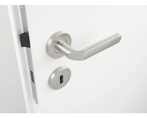 Deur met deurbeslag en deurslot