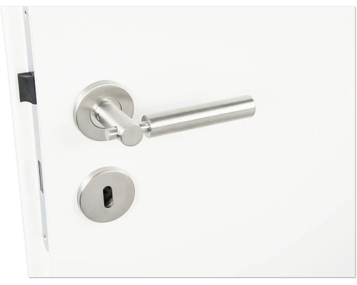 Roestvrijstalen deurbeslag met sleutelgat op een witte deur