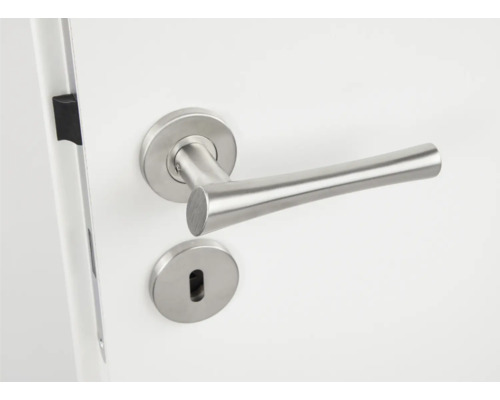 Roestvrijstalen deurbeslag op een witte deur