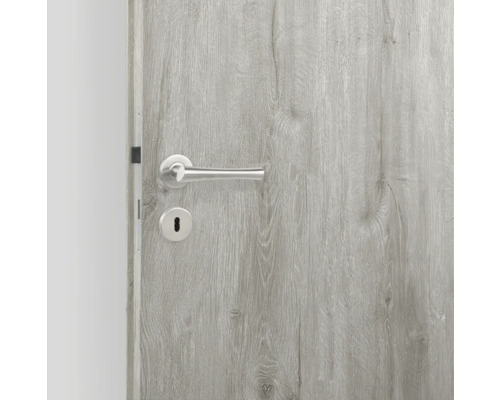 Grijze houten deur met zilverkleurige deurklink en sleutelgat