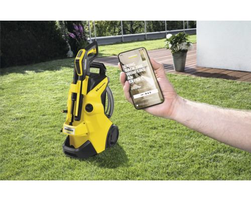 Gele Kärcher hogedrukreiniger K4 Power Control met smartphone-app op gazon
