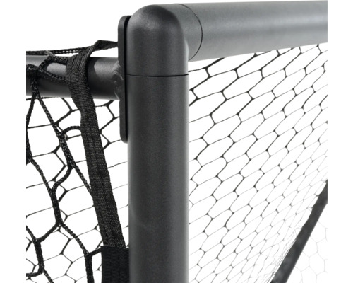 Detail van een voetbaldoel met net en zwart frame