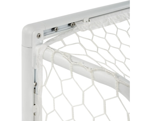 Detailopname van een voetbaldoel met net en wit frame