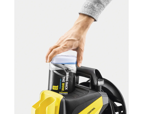 Kärcher autoshampoo op een hogedrukreiniger, gedemonstreerd door een hand