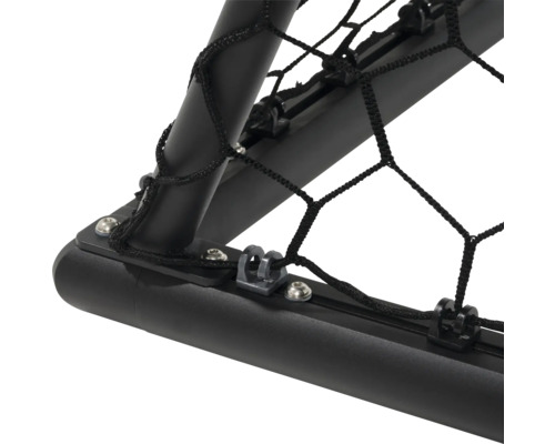 Detailopname van een voetbaldoelnet met zwart frame