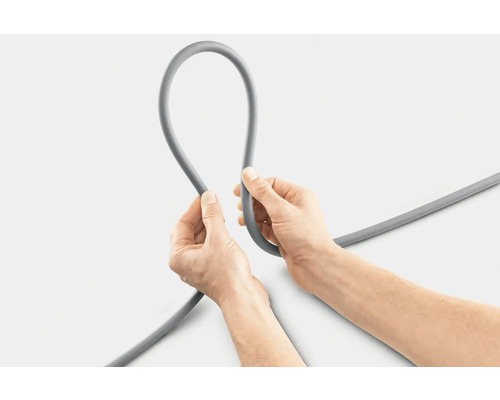 Een persoon houdt een grijze kabel in een lus vast.