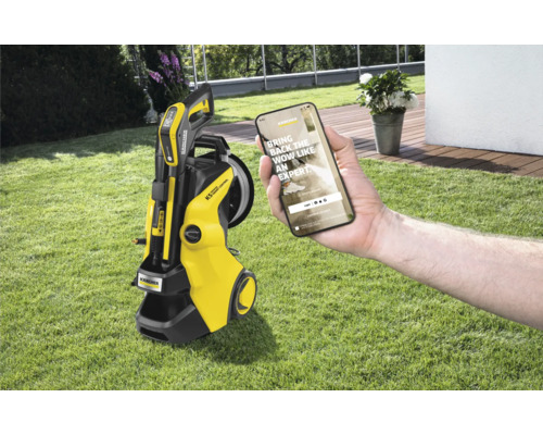 Kärcher hogedrukreiniger K5 Smart Control met smartphone-app in de tuin.