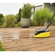 Gele terrasreiniger in gebruik op een houten terras