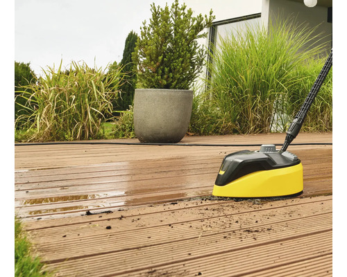 Gele terrasreiniger in gebruik op een houten terras