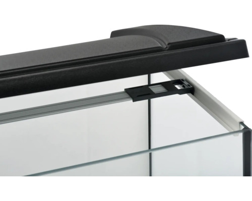 Aquarium met afdekking en lamp