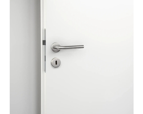 Witte deur met deurklink en slot