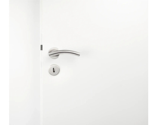 Witte deur met metalen deurklink en slot