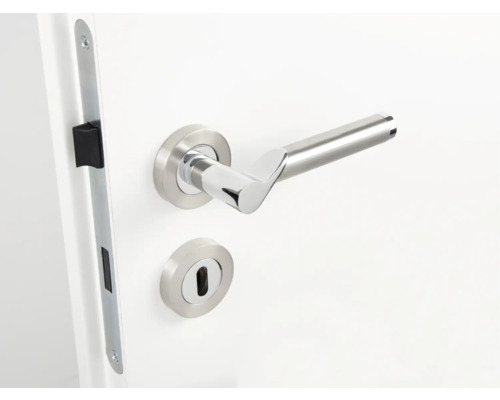 Deurbeslag met deurklink en slotrozet op een witte deur