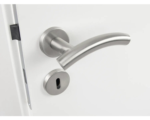 Roestvrijstalen deurklink met slot op witte deur