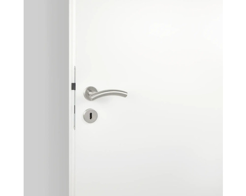 Witte binnendeur met zilverkleurige deurklink en sleutelgat