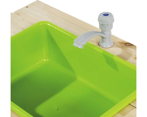 Groene speelbak met kraan op houten tafel
