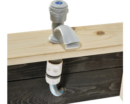 Grijze kraan met slangaansluiting op een houten tafel