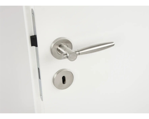 Roestvrijstalen deurbeslag met slot op witte deur