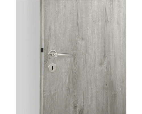 Grijze houten deur met deurklink