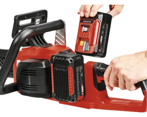 Accu kettingzaag met geplaatste en afzonderlijke accu