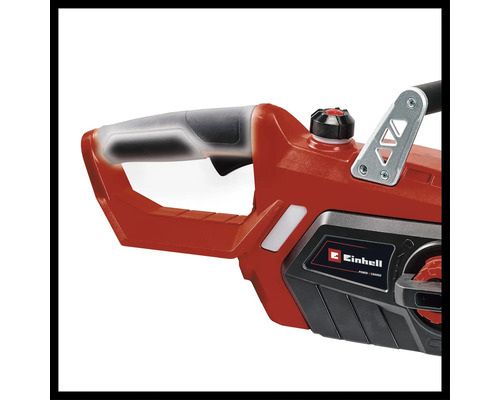 Detailweergave van een rode Einhell kettingzaag met handgreep