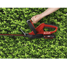 Bediening van een Einhell accu heggenschaar voor een groene haag