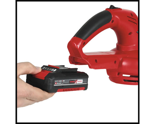 Einhell accu wordt aangesloten op een bladblazer