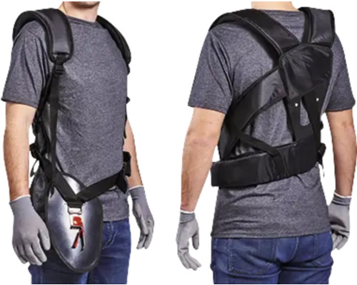 Persoon met draagstel voor motorzeis en trimmer