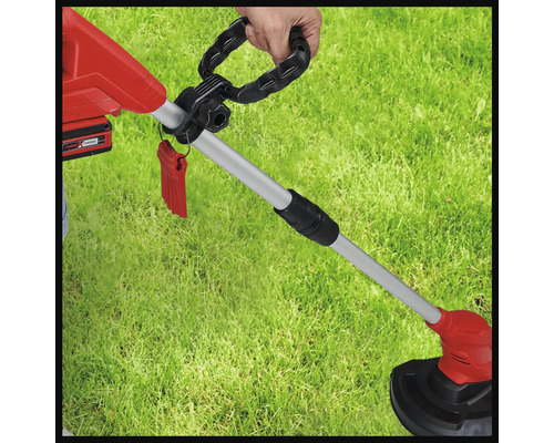 Accu grastrimmer in gebruik op een gazon.