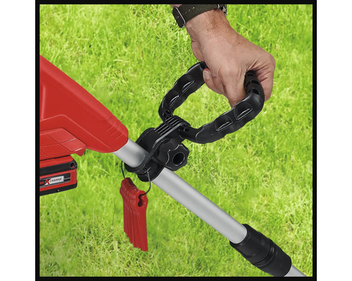 Detailopname van een grastrimmer met hand aan de greep