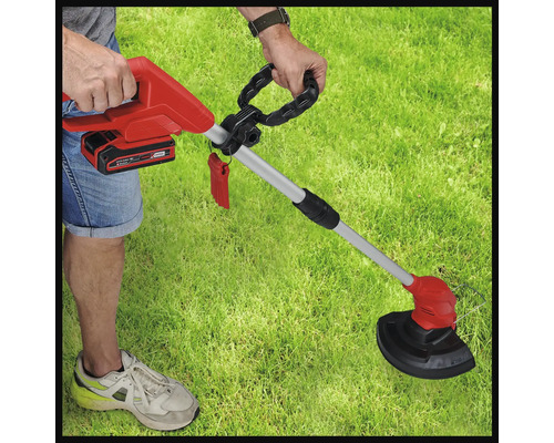 Accu grastrimmer in gebruik op een gazon