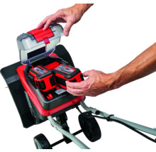 Bovenaanzicht van een accu grasmaaier met twee geplaatste accu’s