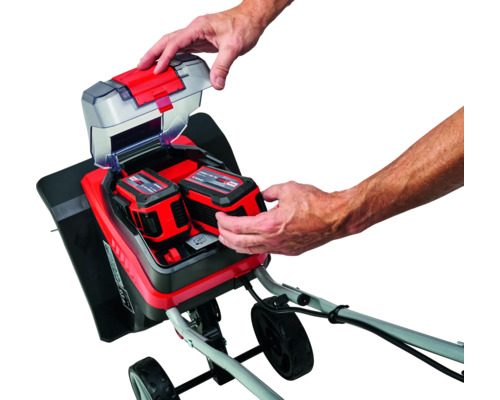 Bovenaanzicht van een accu grasmaaier met twee geplaatste accu’s