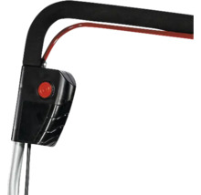 Detail van een grasmaaier met handgreep, bedieningselementen en kabel