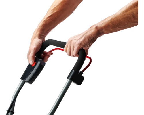 Bediening van een grasmaaier met handgreep en startknop