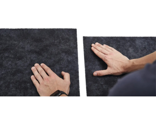 Twee stukken isolatievilt met een hand erop.