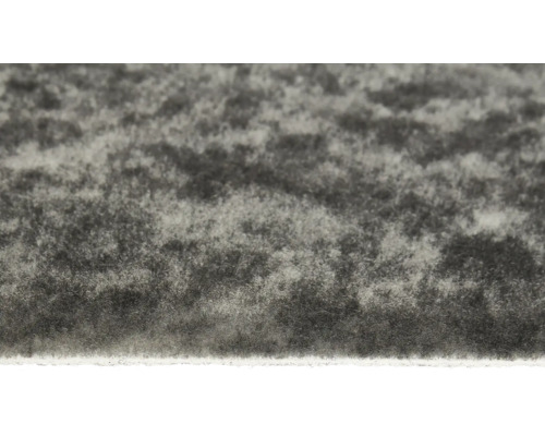 Close-up van een grijs hoogpolig tapijt.