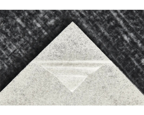 Detailopname van een isolatiemat van vezelmateriaal in driehoekige vorm.