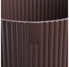 Detailopname van een bruine bloempot met Elho logo