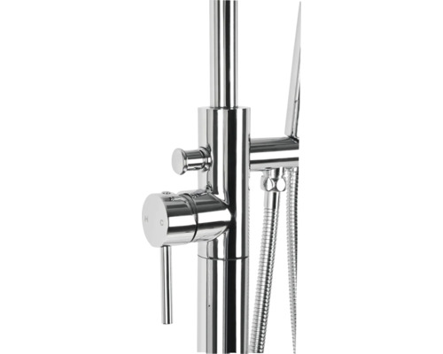 Detailaanzicht van een vrijstaande badkraan van metaal met handdouche