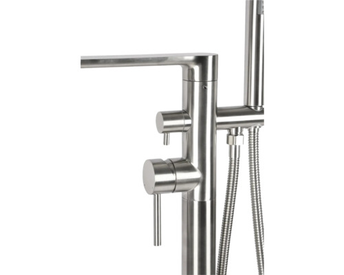 Vrijstaande badkraan van metaal met handdouche