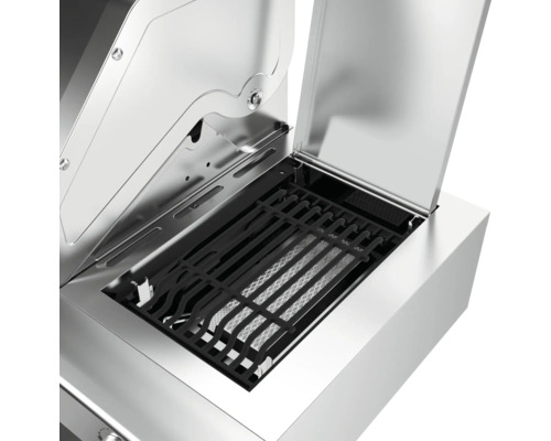 Gedetailleerd beeld van een roestvrijstalen barbecue met open deksel en grillrooster