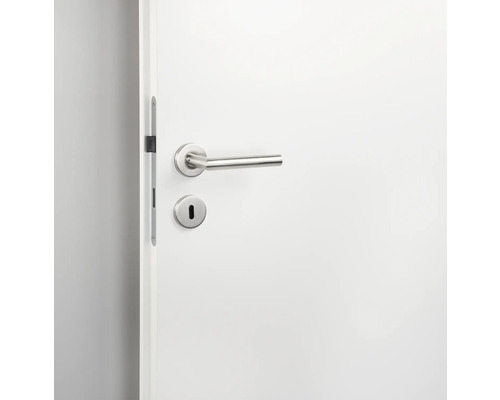 Witte deur met roestvrijstalen deurklink